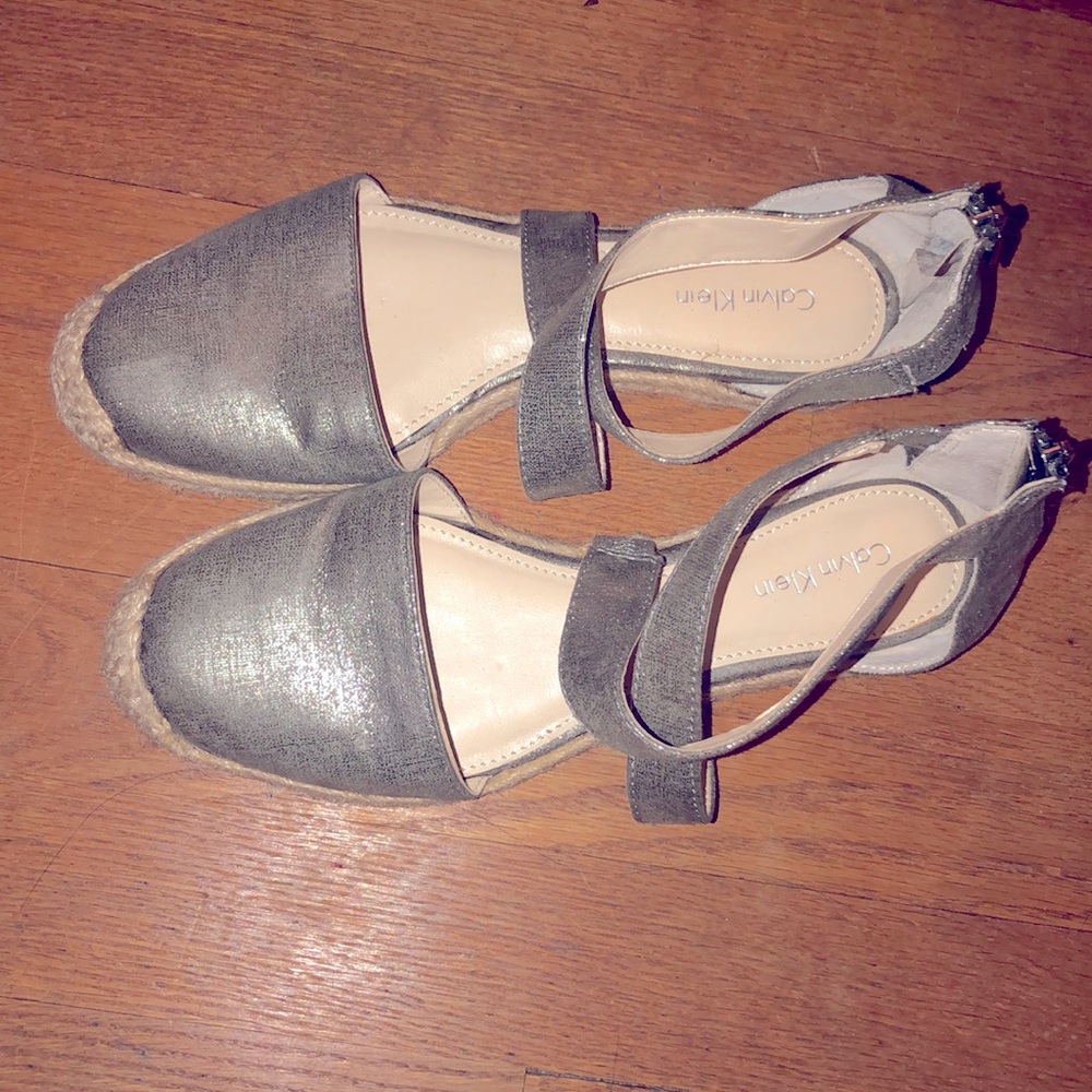 BRAND NEW CALVIN KLEIN closed toe strappy flat